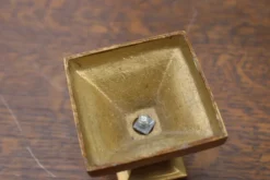 Paire de bougeoirs anciens en laiton – style Art déco à base carrée