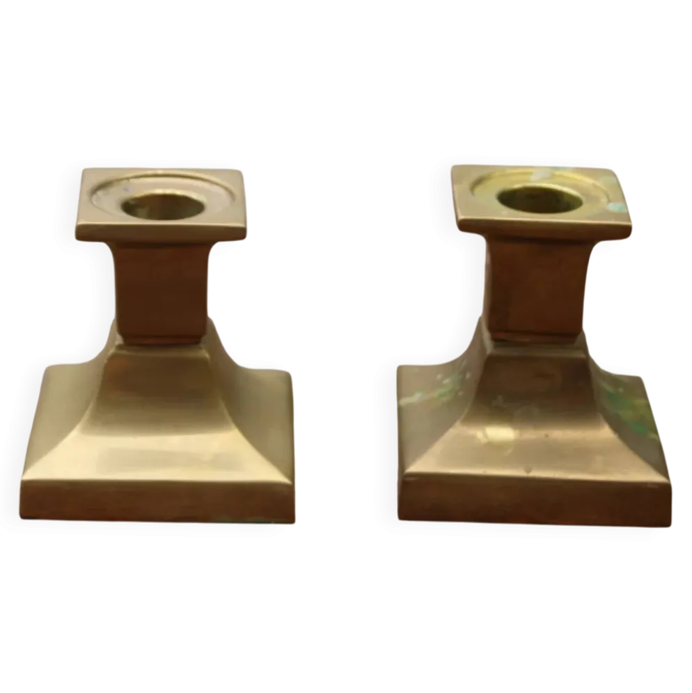 Paire de bougeoirs anciens en laiton – style Art déco à base carrée