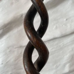 Paire de bougeoirs anciens en bois tourné torsadé 31 cm