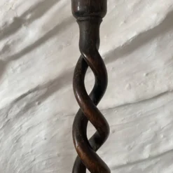 Paire de bougeoirs anciens en bois tourné torsadé 31 cm