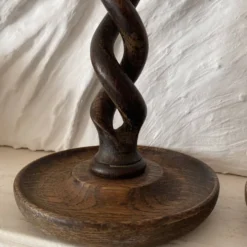 Paire de bougeoirs anciens en bois tourné torsadé 31 cm