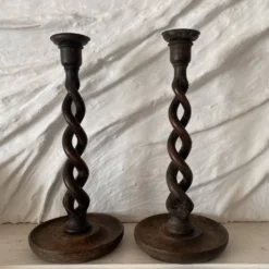 Paire de bougeoirs anciens en bois tourné torsadé 31 cm