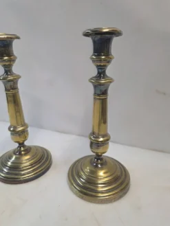 Paire de bougeoirs anciens en laiton