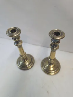 Paire de bougeoirs anciens en laiton