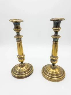 Paire de bougeoirs anciens en laiton