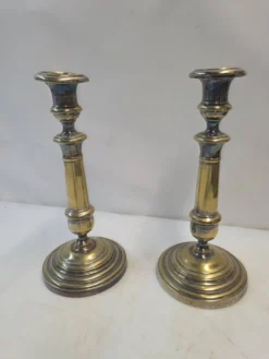 Paire de bougeoirs anciens en laiton
