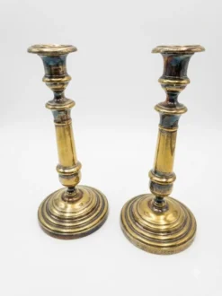 Paire de bougeoirs anciens en laiton