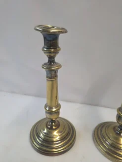 Paire de bougeoirs anciens en laiton