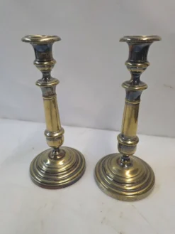 Paire de bougeoirs anciens en laiton