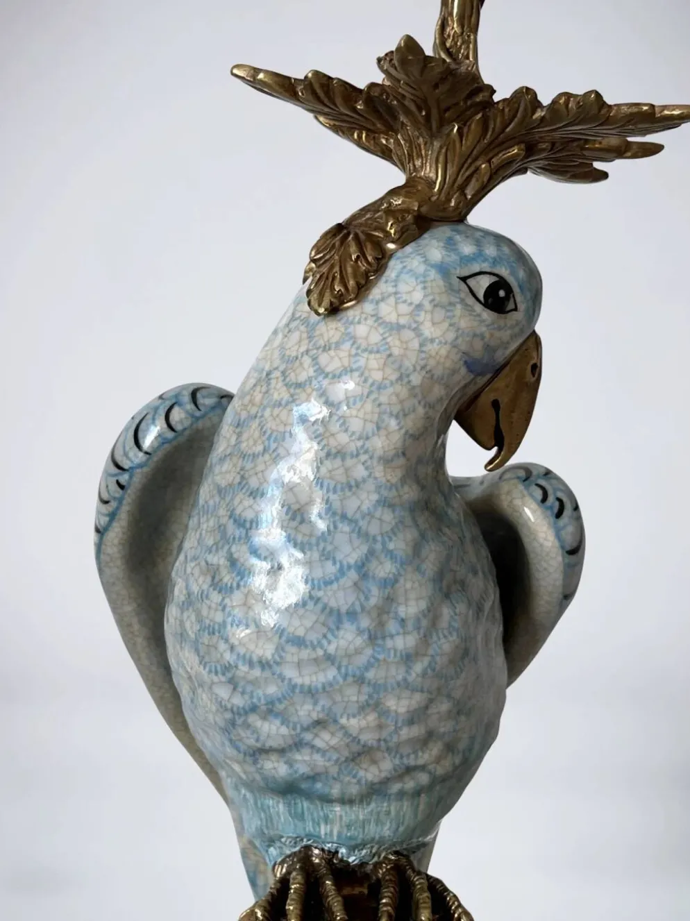 Paire de bougeoirs aux perroquets en porcelaine craquelée bleu ciel et bronze doré, de style néoclassique inspiré du style Louis XVI