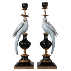 Paire de bougeoirs aux perroquets en porcelaine craquelée bleu ciel et bronze doré, de style néoclassique inspiré du style Louis XVI