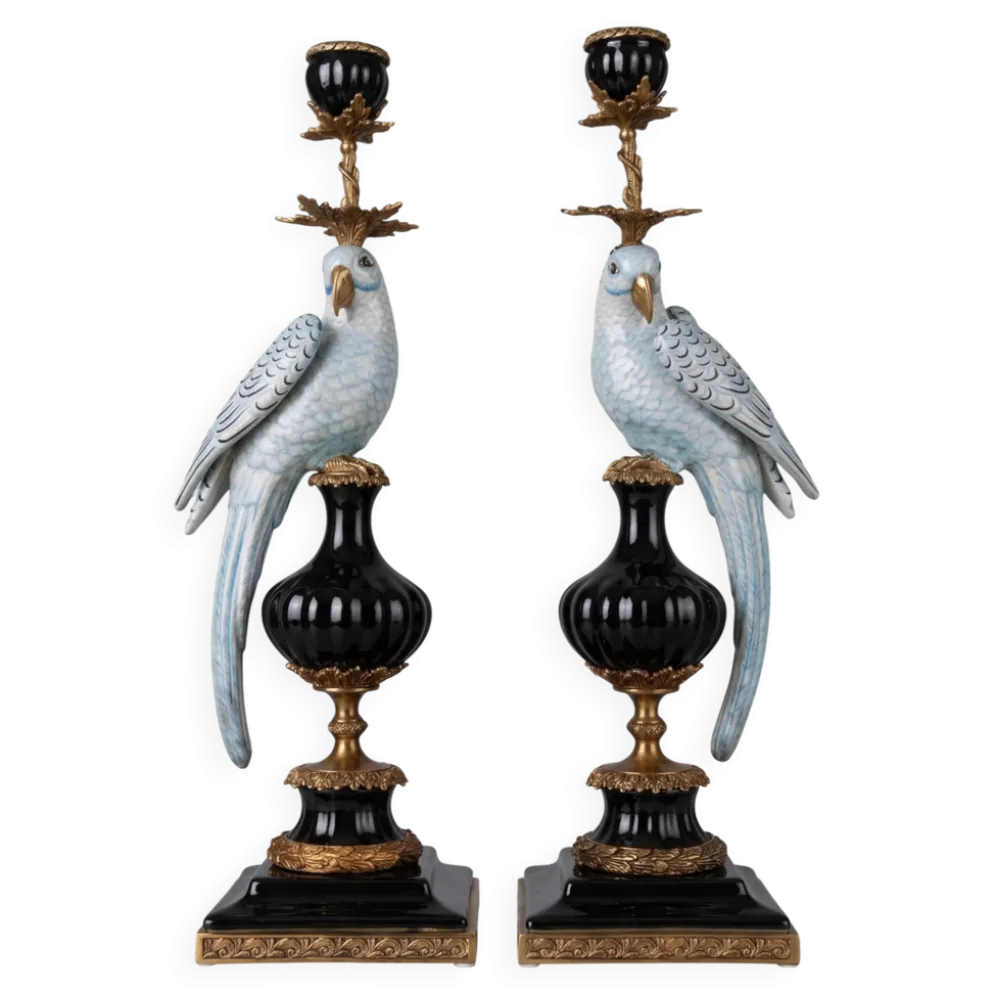 Paire de bougeoirs aux perroquets en porcelaine craquelée bleu ciel et bronze doré, de style néoclassique inspiré du style Louis XVI