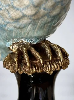 Paire de bougeoirs aux perroquets en porcelaine craquelée bleu ciel et bronze doré, de style néoclassique inspiré du style Louis XVI