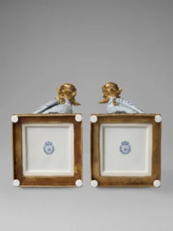 Paire de bougeoirs aux perroquets en porcelaine craquelée bleu ciel et bronze doré, de style néoclassique inspiré du style Louis XVI