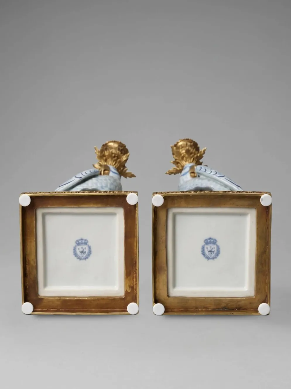 Paire de bougeoirs aux perroquets en porcelaine craquelée bleu ciel et bronze doré, de style néoclassique inspiré du style Louis XVI