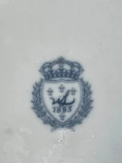 Paire de bougeoirs aux perroquets en porcelaine craquelée bleu ciel et bronze doré, de style néoclassique inspiré du style Louis XVI