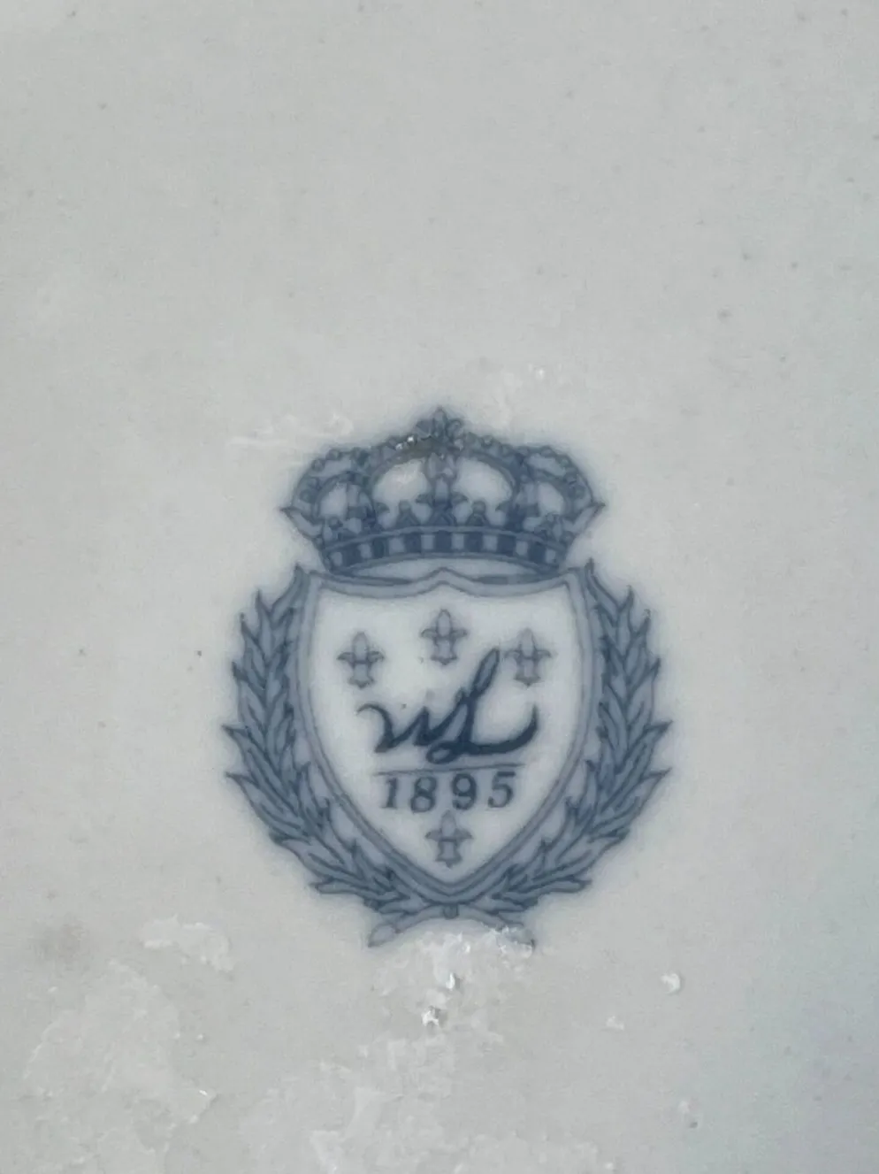 Paire de bougeoirs aux perroquets en porcelaine craquelée bleu ciel et bronze doré, de style néoclassique inspiré du style Louis XVI