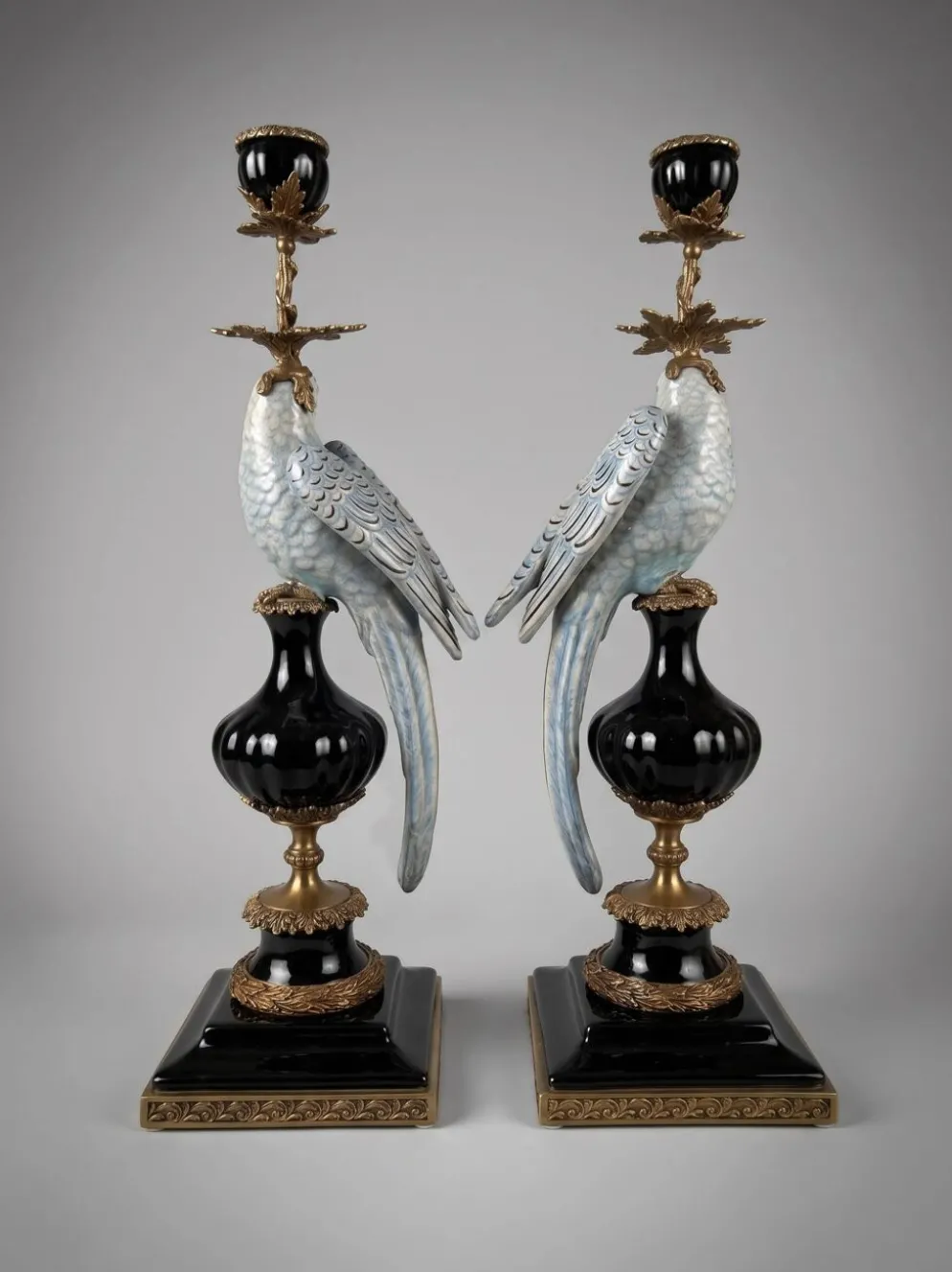 Paire de bougeoirs aux perroquets en porcelaine craquelée bleu ciel et bronze doré, de style néoclassique inspiré du style Louis XVI
