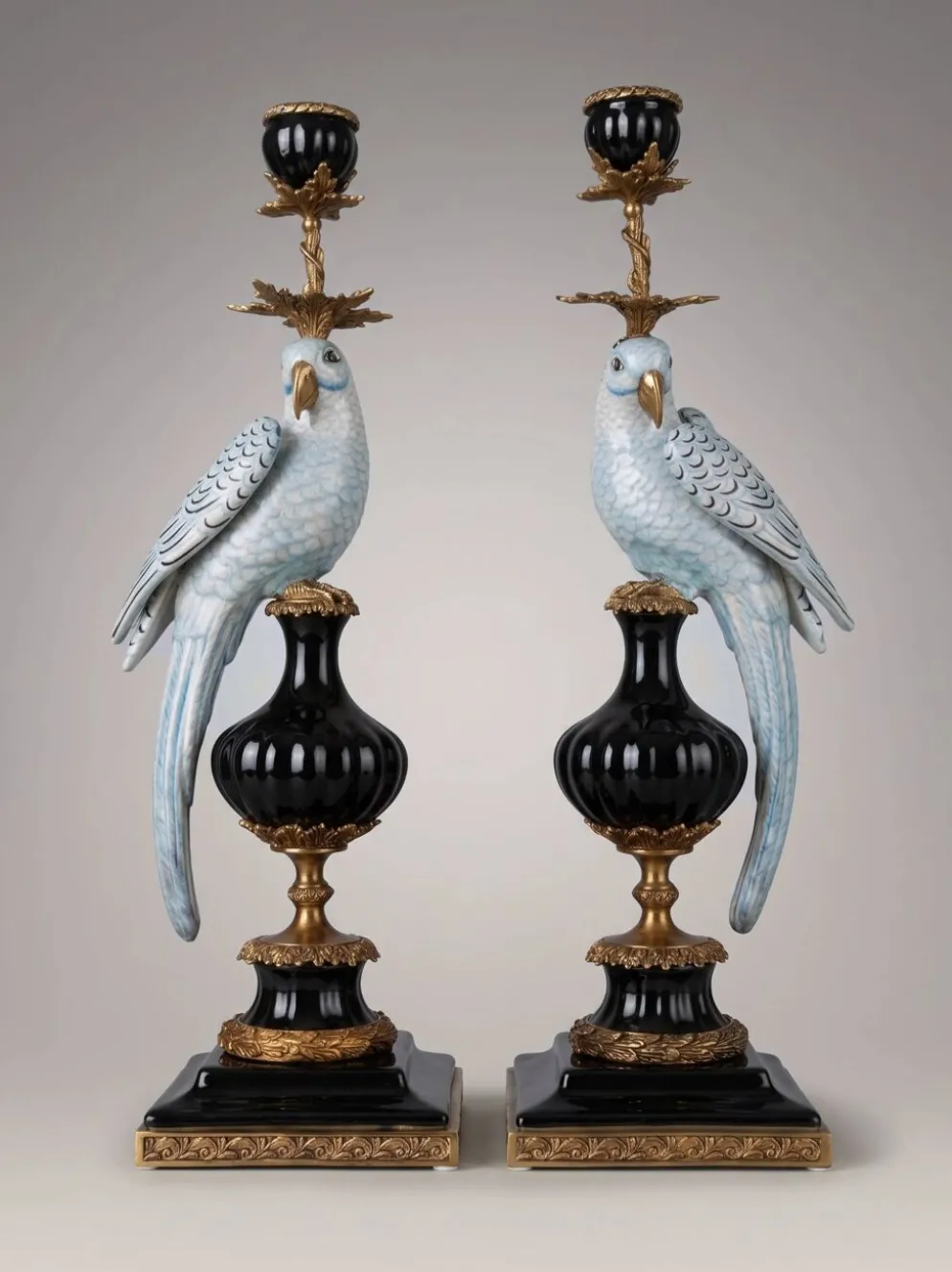 Paire de bougeoirs aux perroquets en porcelaine craquelée bleu ciel et bronze doré, de style néoclassique inspiré du style Louis XVI