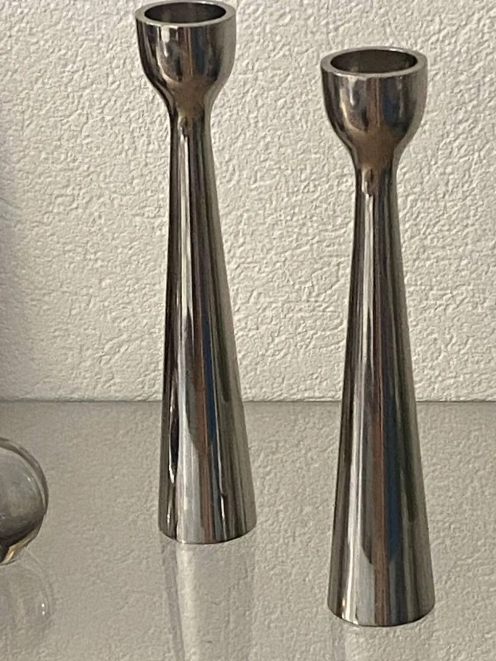 Paire de bougeoirs en aluminium poli