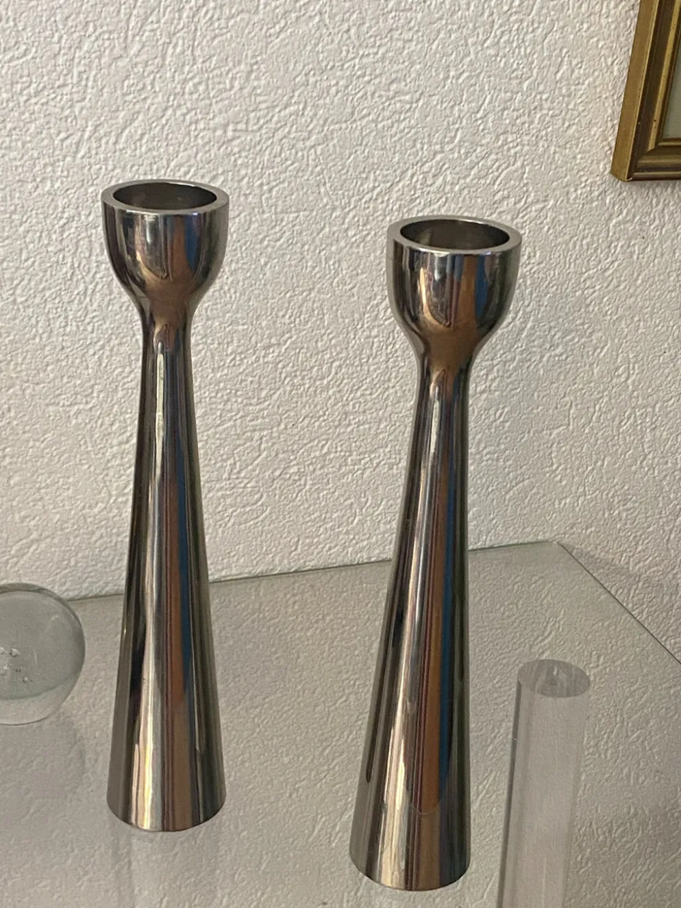 Paire de bougeoirs en aluminium poli