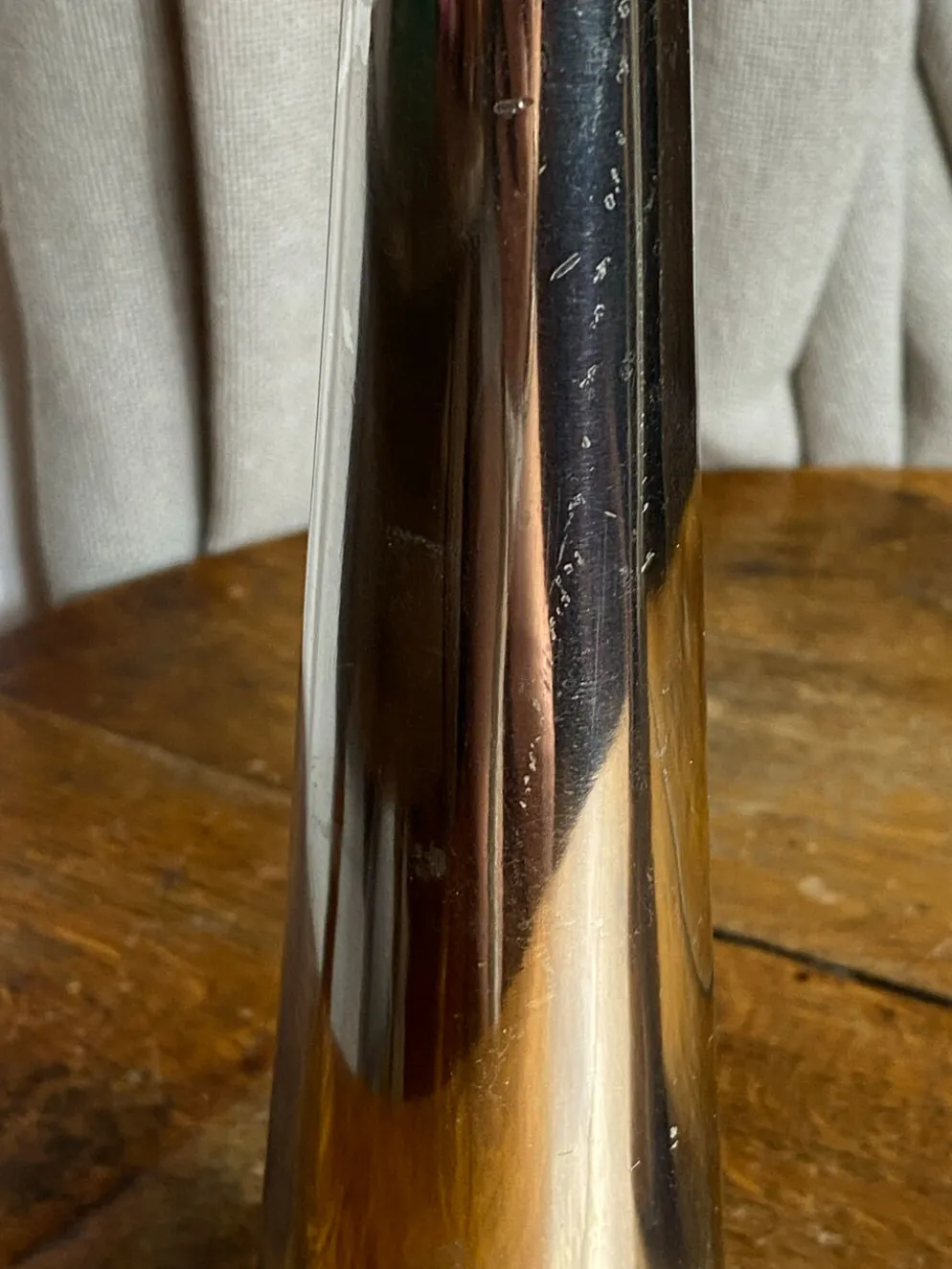 Paire de bougeoirs en aluminium poli