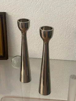 Paire de bougeoirs en aluminium poli