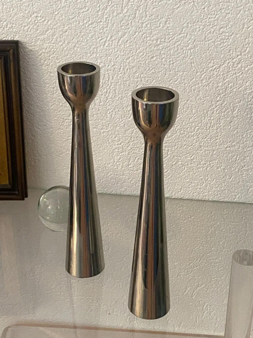 Paire de bougeoirs en aluminium poli