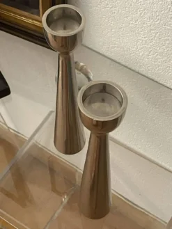 Paire de bougeoirs en aluminium poli