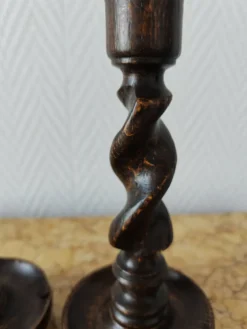 Paire de bougeoirs en bois torsadé ( Barley twist)