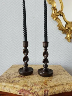 Paire de bougeoirs en bois torsadé ( Barley twist)