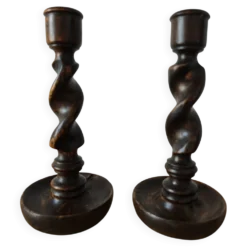 Paire de bougeoirs en bois torsadé ( Barley twist)