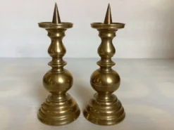 Paire de bougeoirs en laiton