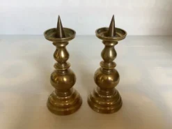 Paire de bougeoirs en laiton