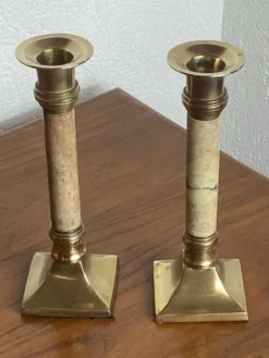 Paire de bougeoirs en laiton et pierre