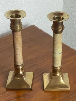 Paire de bougeoirs en laiton et pierre