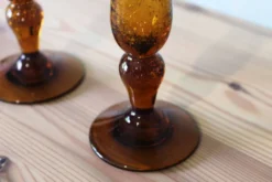 Paire de bougeoirs en verre ambré BIOT