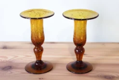 Paire de bougeoirs en verre ambré BIOT
