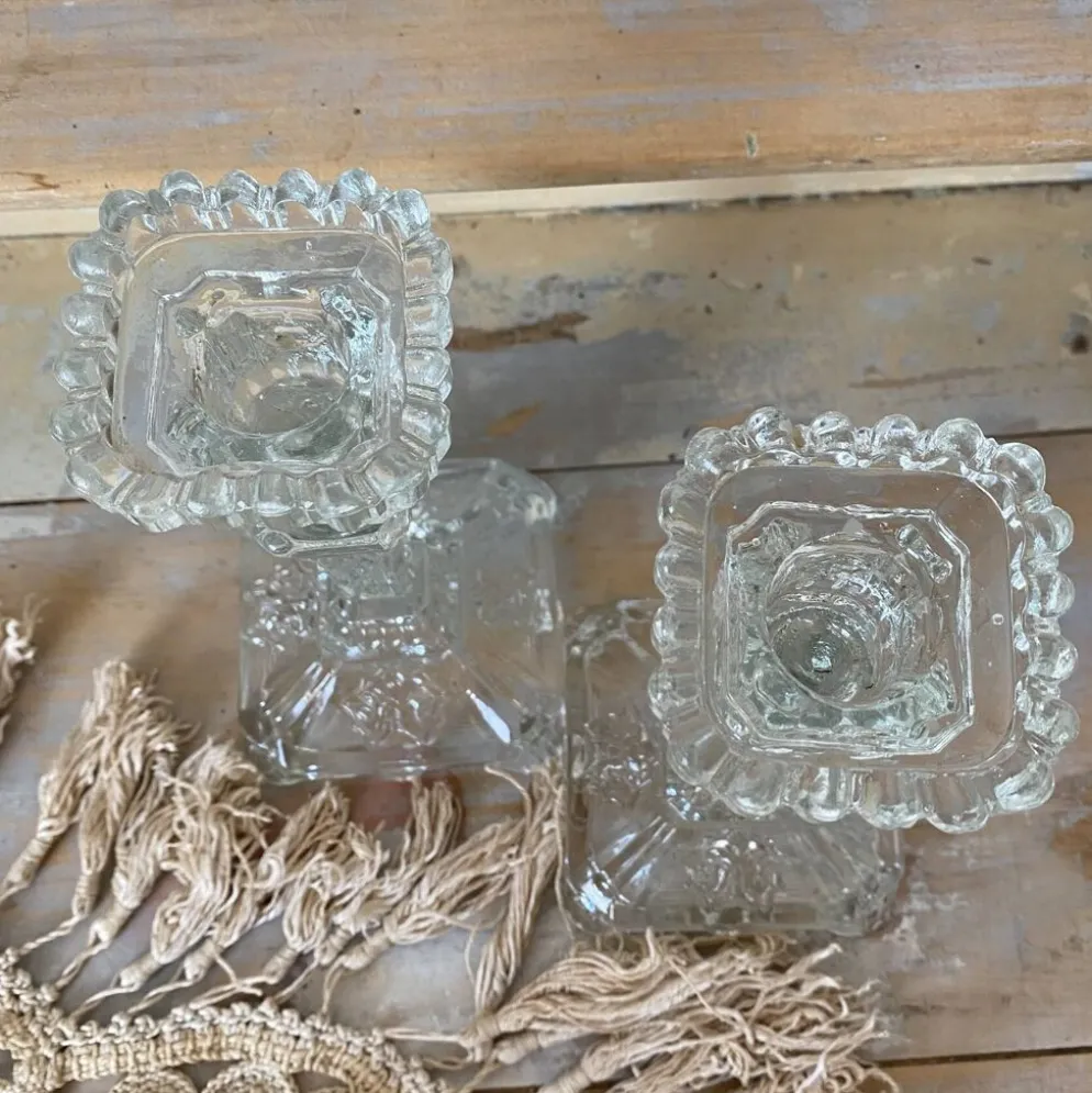 Paire de bougeoirs en verre moulé base carrée