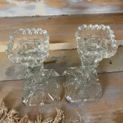 Paire de bougeoirs en verre moulé base carrée