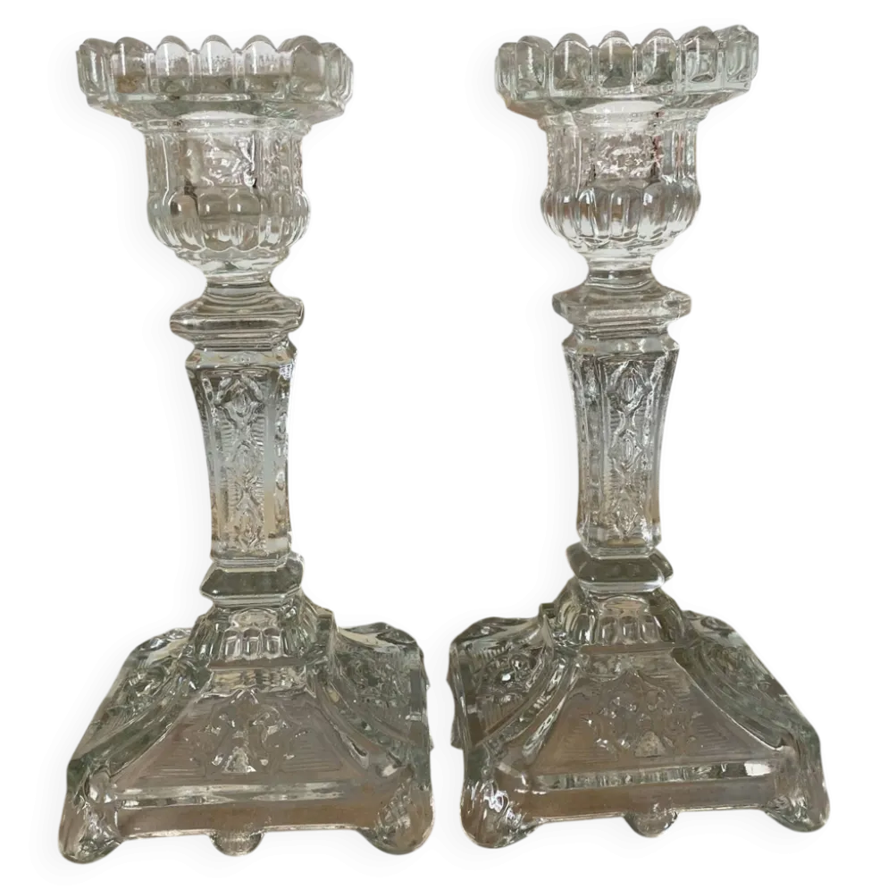 Paire de bougeoirs en verre moulé base carrée