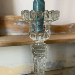 Paire de bougeoirs en verre moulé base carrée