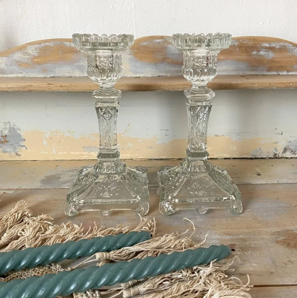 Paire de bougeoirs en verre moulé base carrée
