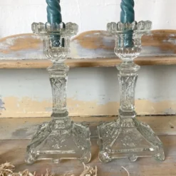 Paire de bougeoirs en verre moulé base carrée