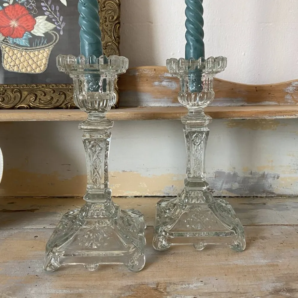 Paire de bougeoirs en verre moulé base carrée