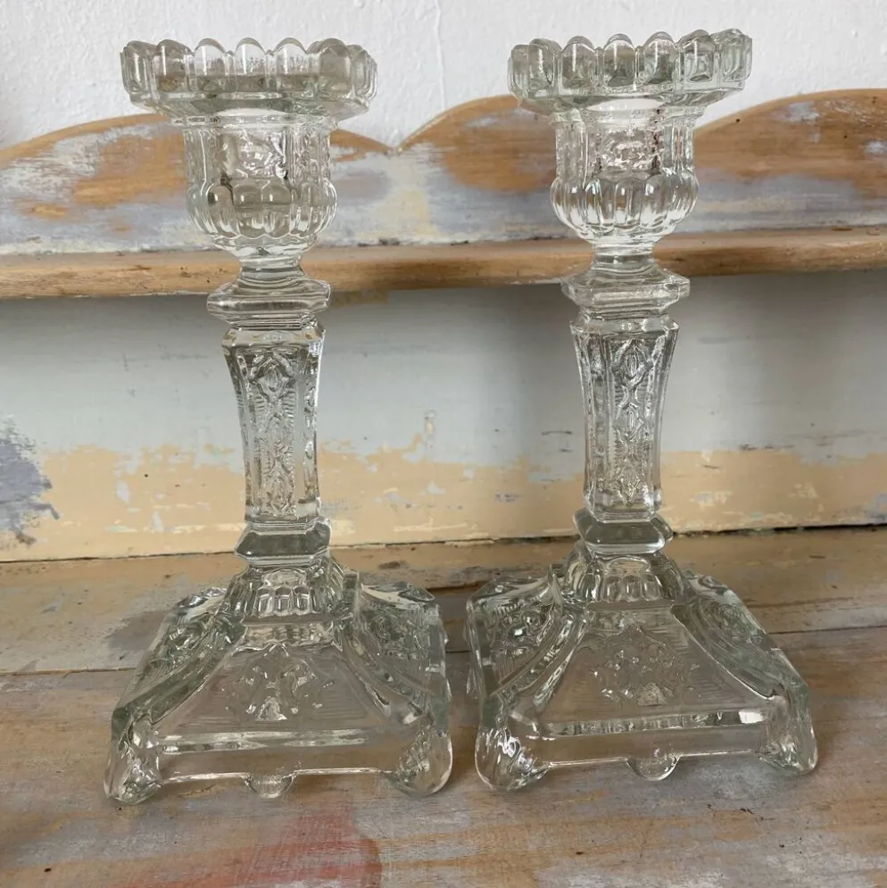 Paire de bougeoirs en verre moulé base carrée