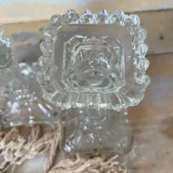 Paire de bougeoirs en verre moulé base carrée