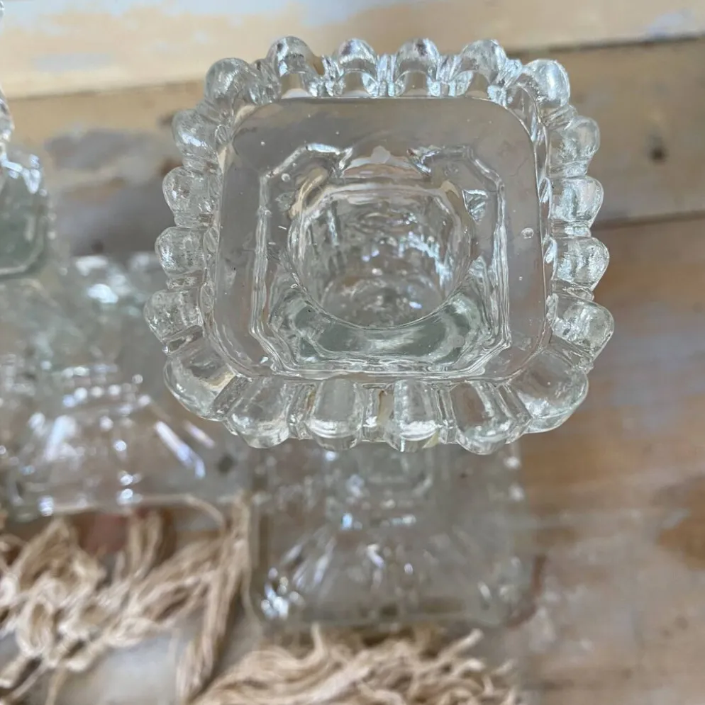Paire de bougeoirs en verre moulé base carrée