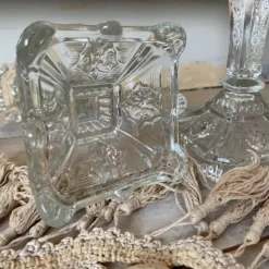 Paire de bougeoirs en verre moulé base carrée