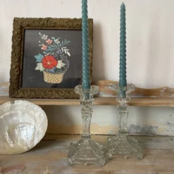 Paire de bougeoirs en verre moulé base carrée